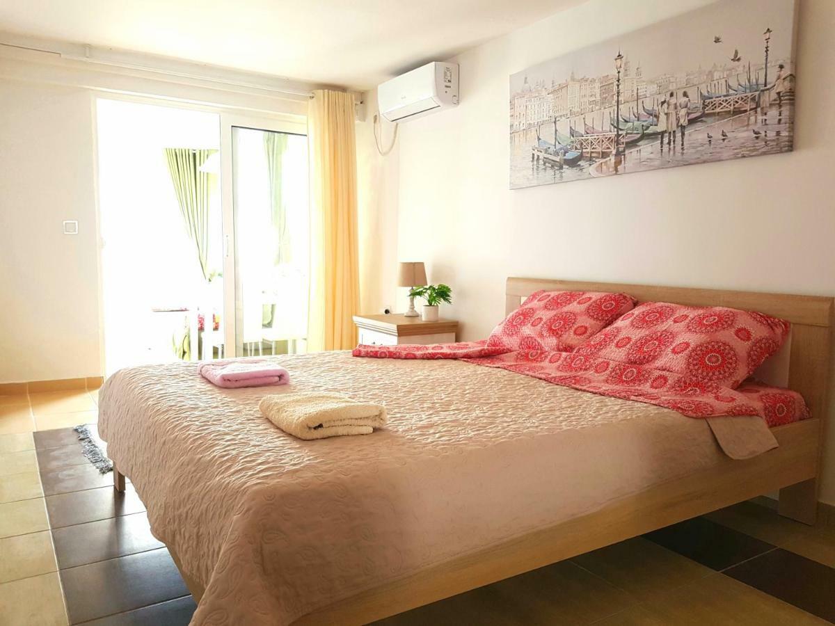 Boka Apartments Тиват Екстериор снимка